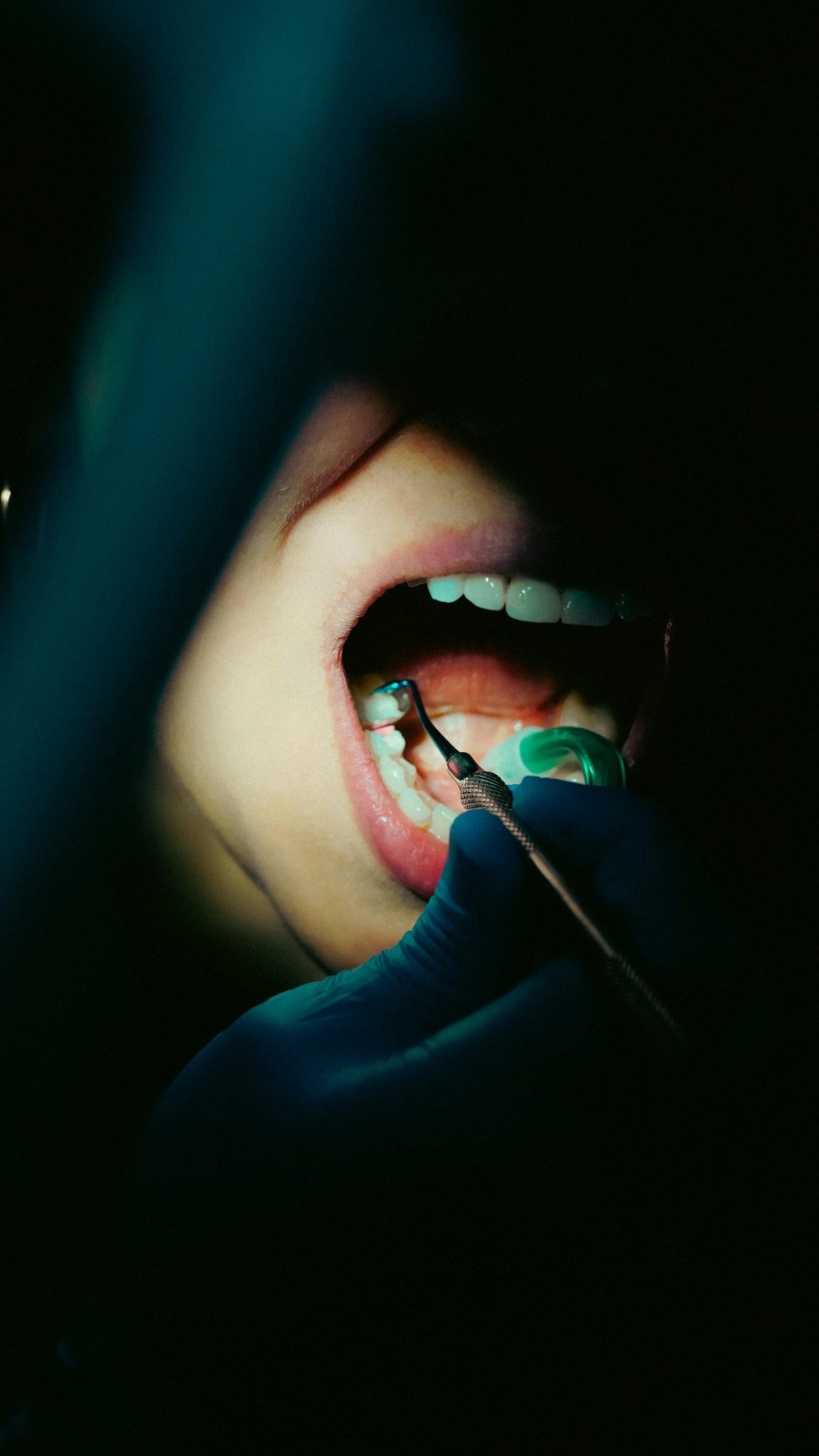 Periodontologas tiria paciento dantenas modernioje odontologijos klinikoje