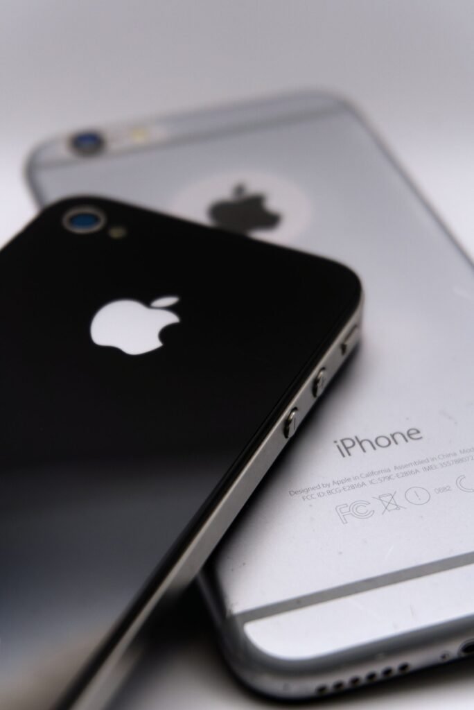 Du išmanieji telefonai su stikliniais korpusais ir galinėmis kameromis